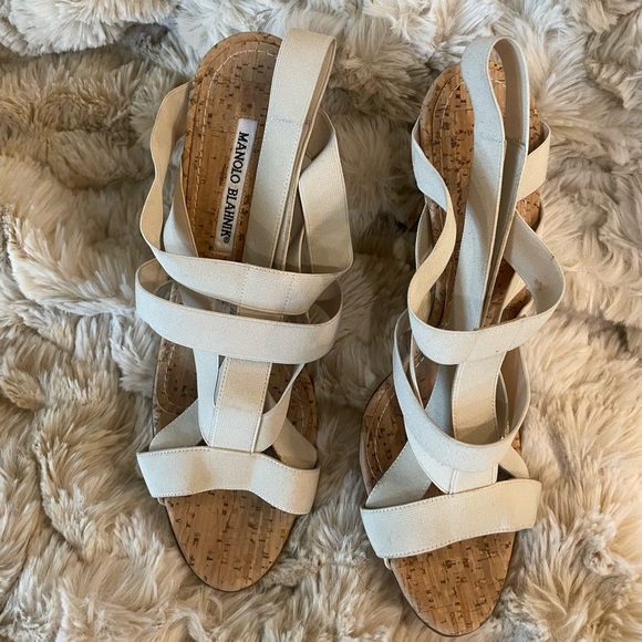 ⚜️ Manolo Blahnik cream colored heels/shoes! ⚜️ - Picture 2 of 8